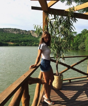 Строгая и соблазнительная дама приглашает тебя в мир страсти и похоти. Мои умелые ласки помогут тебе расслабиться и забыть обо всем на свете. Звони, и я скрашу твою ночь яркими красками... 8556, 24 года